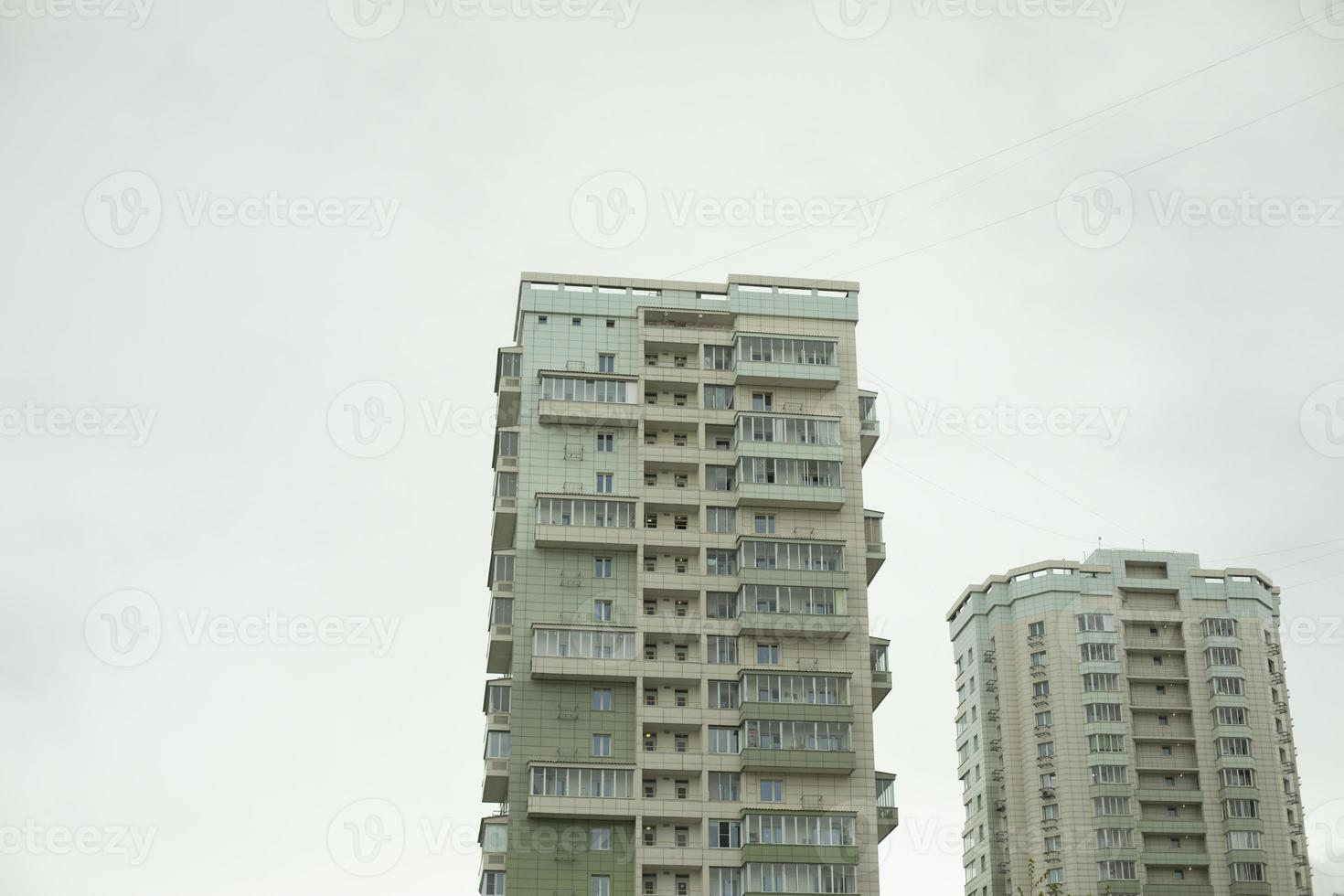 edifícios na cidade. vista das casas. edifício de vários andares em dia nublado. foto