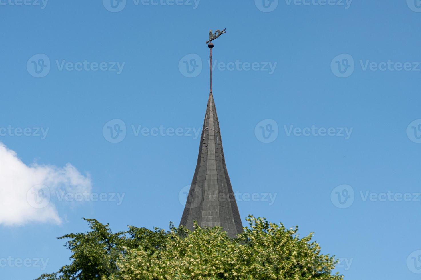 torre do relógio da catedral de konigsberg. monumento de estilo gótico de tijolos em kaliningrado, rússia. ilha immanuel kant. foto