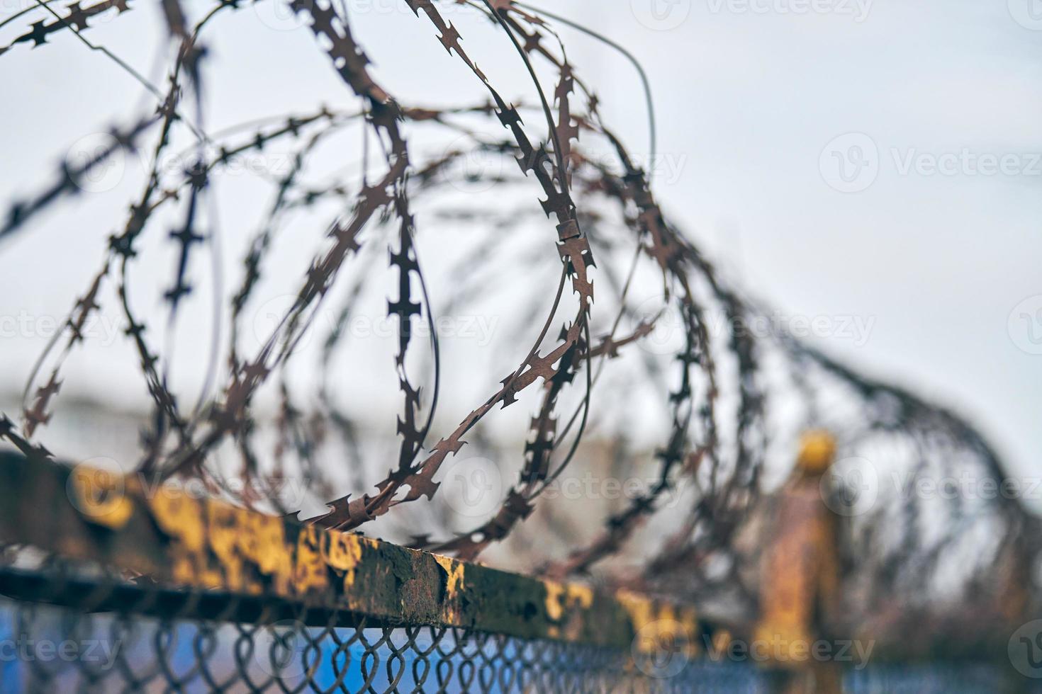 arame farpado na cerca da área restrita foto