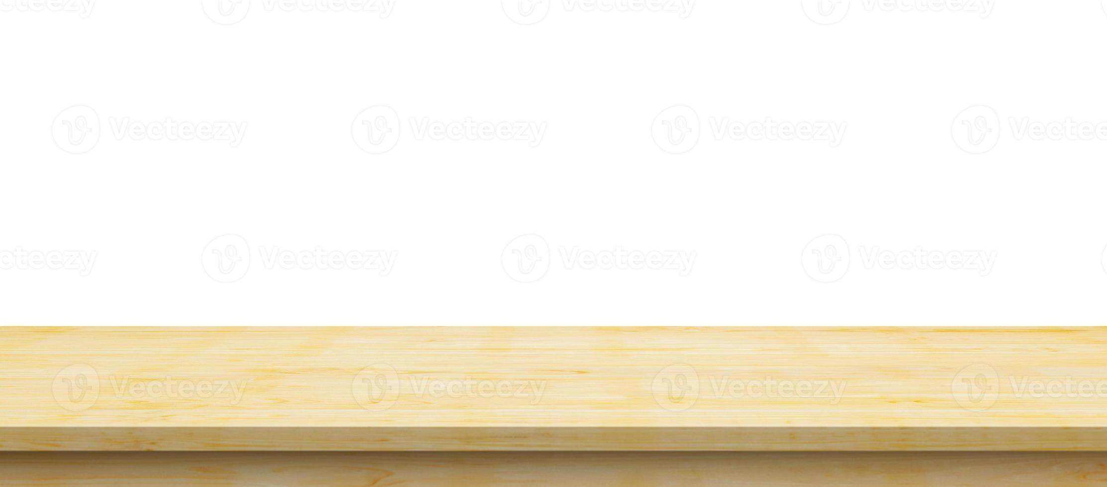 tampo da mesa de madeira vazio isolado no fundo branco para montagem de exibição do produto foto