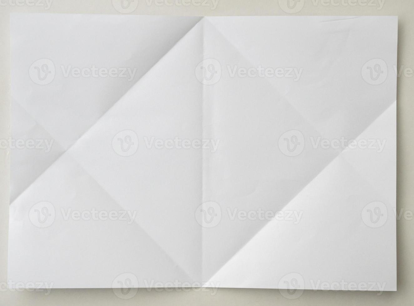 papel dobrado e enrugado branco no fundo branco foto