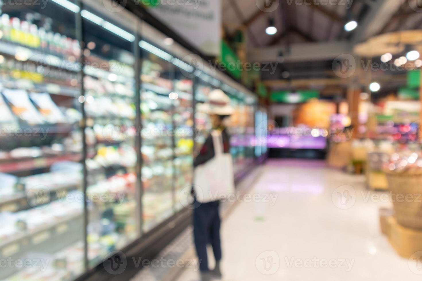 corredor de supermercado e prateleiras fundo desfocado foto