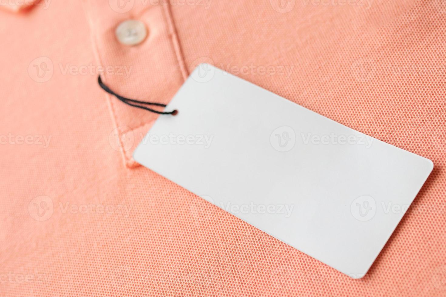 etiqueta de etiqueta de roupas brancas em branco no fundo de textura de tecido rosa foto