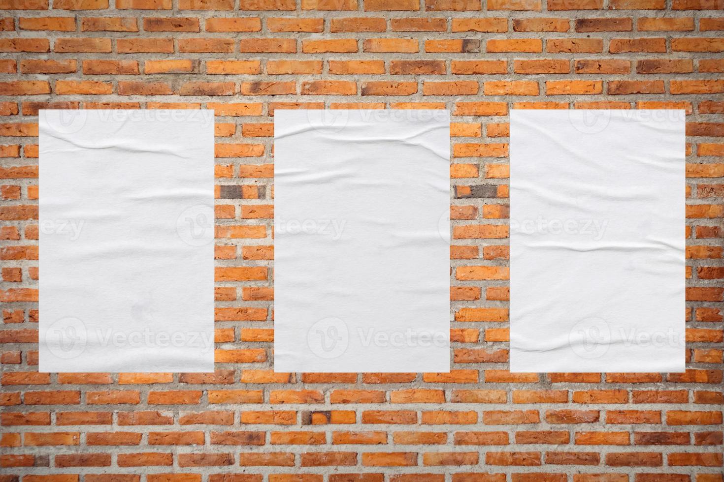 maquete de cartaz de papel colado de pasta de trigo branca em branco no fundo da parede de tijolo foto