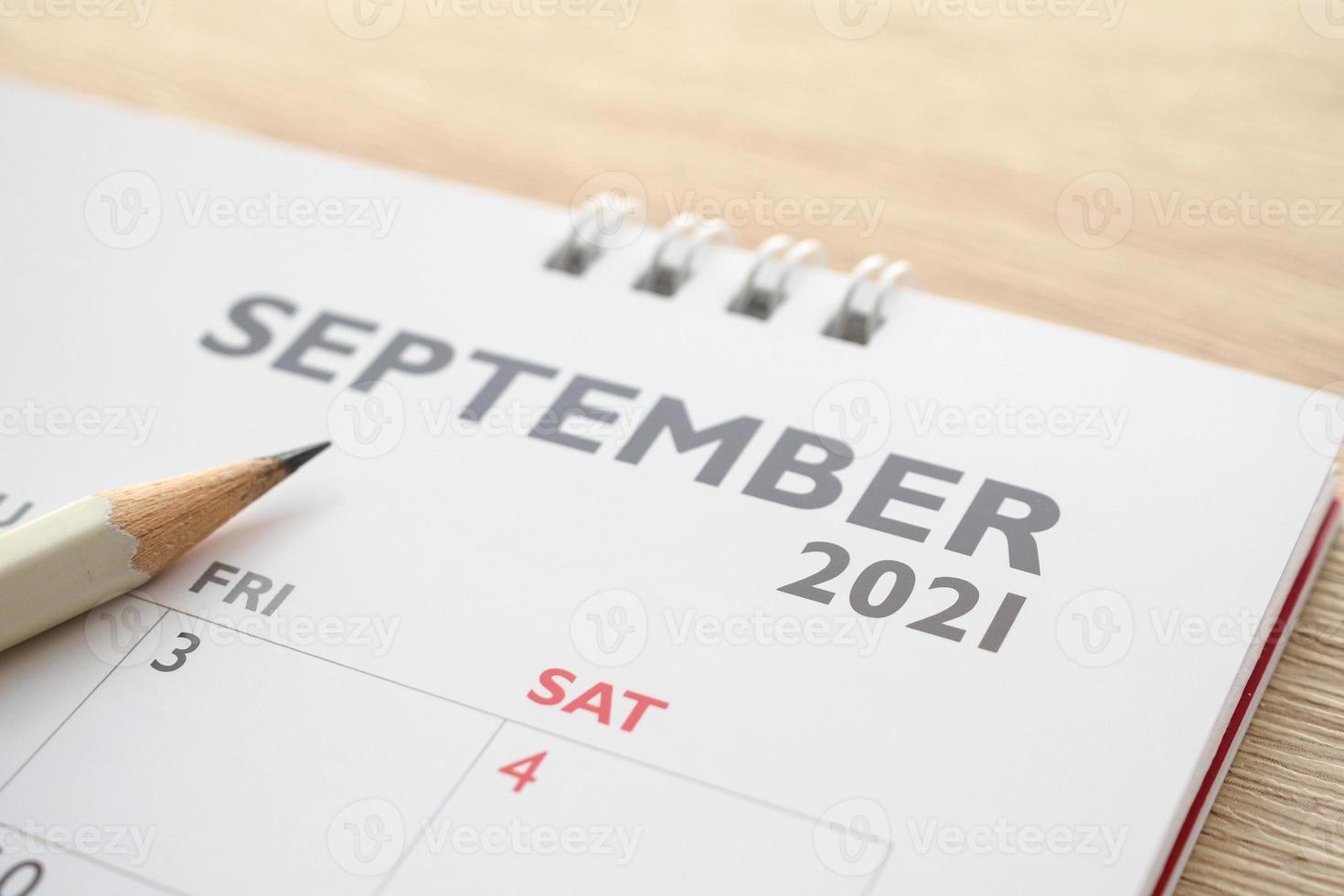 mês de setembro na página do calendário de 2021 com conceito de reunião de compromisso de planejamento de negócios de lápis foto