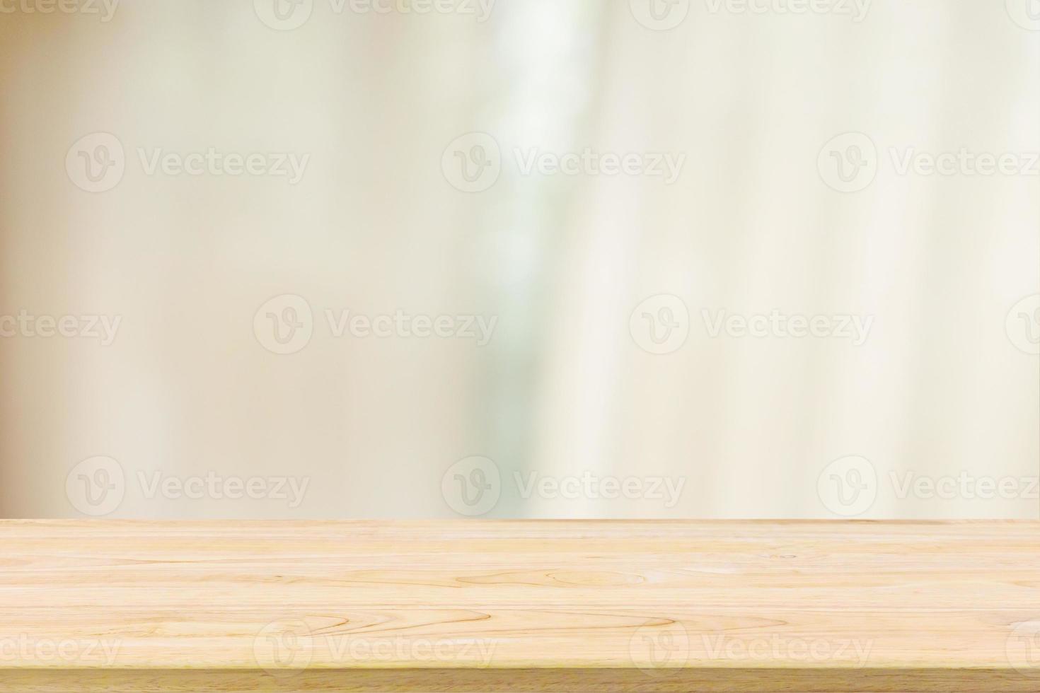 tampo de mesa de madeira vazio com fundo desfocado abstrato de cortina de janela para exibição de produtos foto