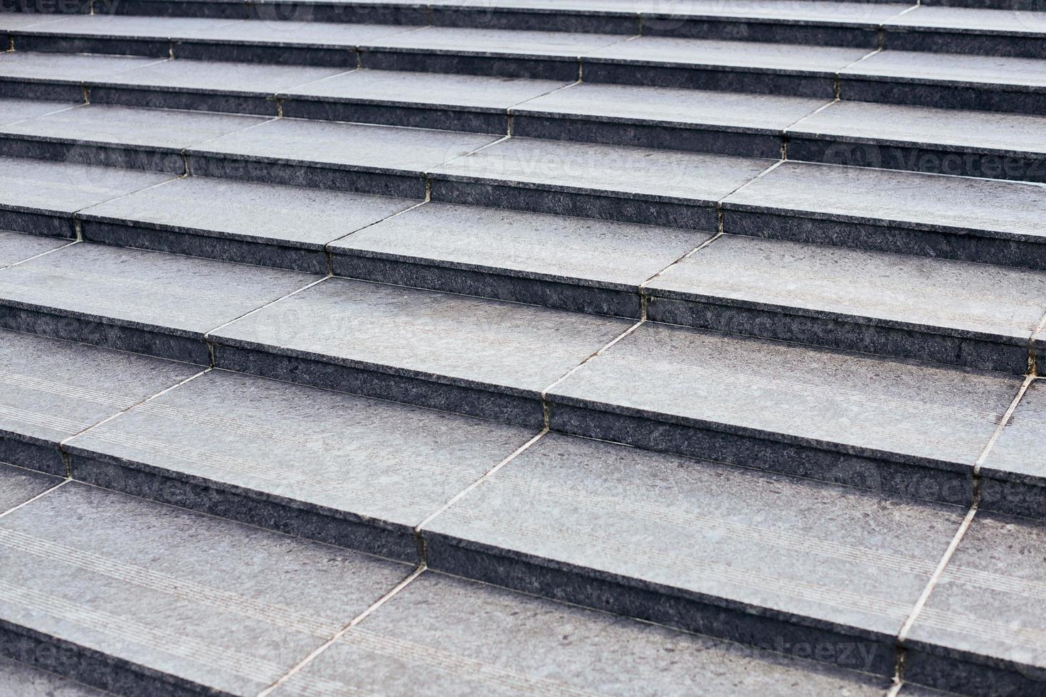 degraus de pedra cinza em estilo moderno, grande escada com textura cinza semelhante a pedra, escada de granito larga foto