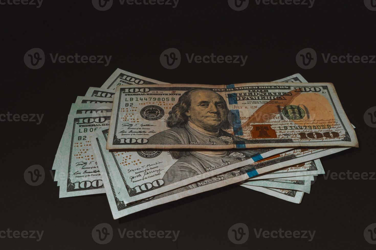 100 dólares americanos, notas de 100 dólares americanos na mesa, fundo financeiro foto