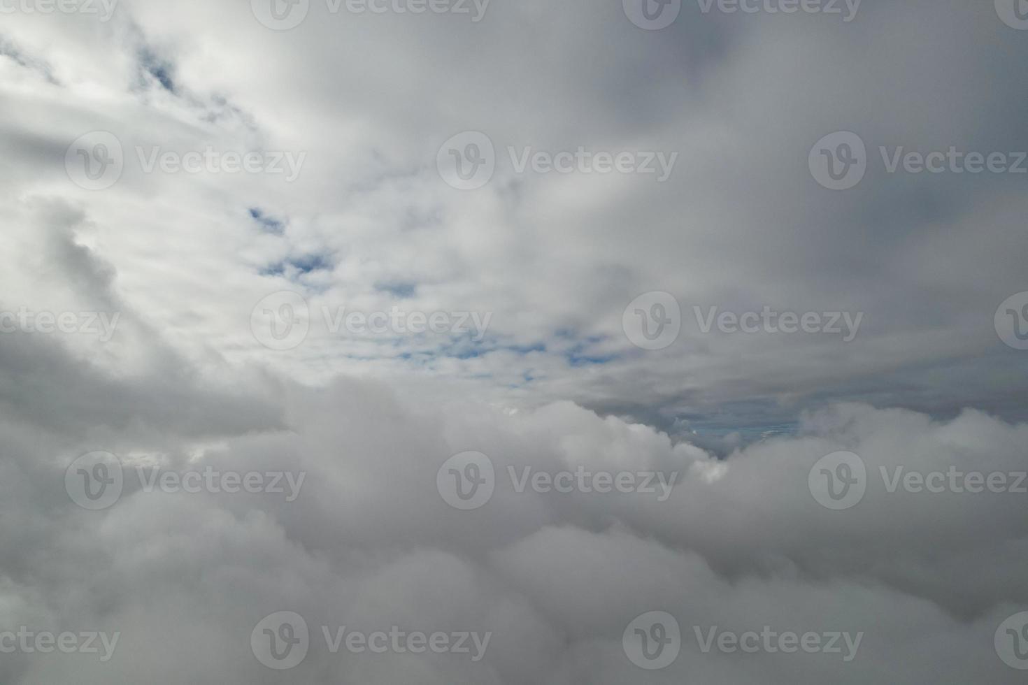 lindo céu com nuvens dramáticas imagens de alto ângulo do drone sobre a cidade da inglaterra, reino unido foto