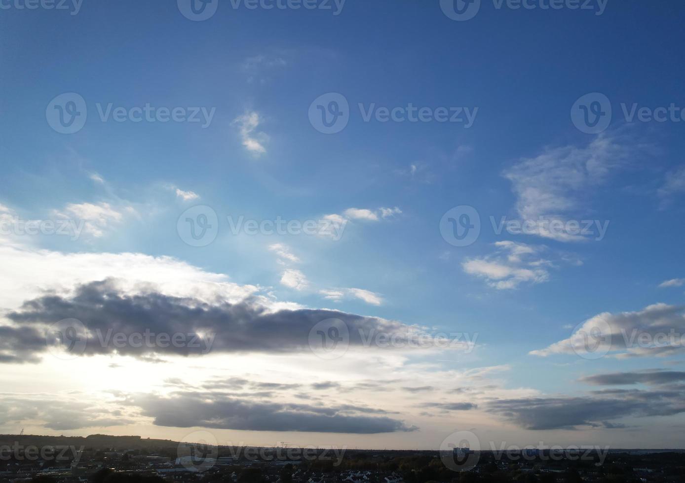 lindo céu com nuvens dramáticas imagens de alto ângulo do drone sobre a cidade da inglaterra, reino unido foto