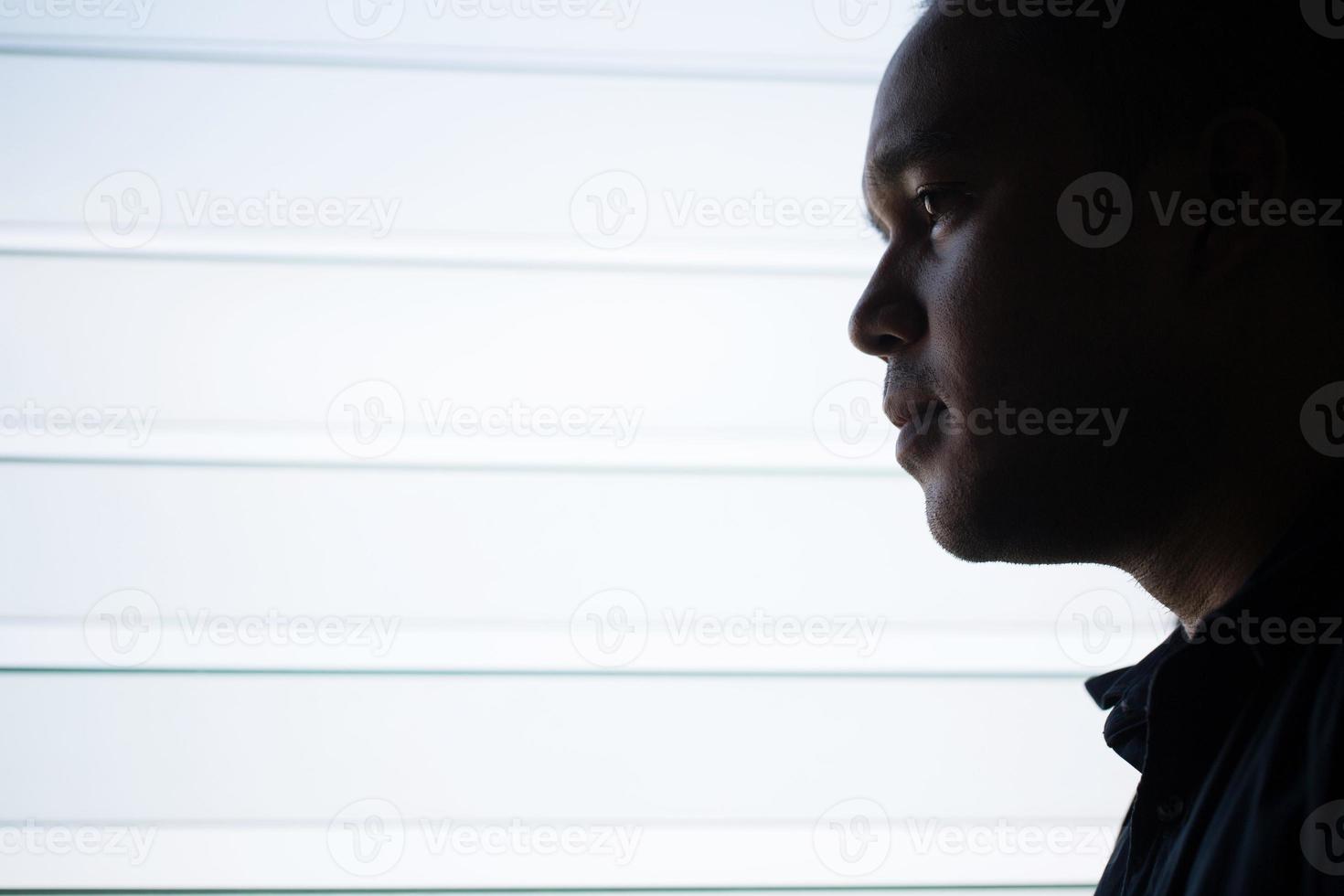 homem estressado sofrendo de depressão foto