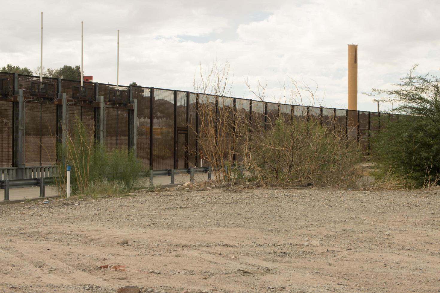 el paso, texas, eua 29 de setembro de 2022 muro de fronteira ao longo da fronteira dos eua méxico perto do centro de el paso foto