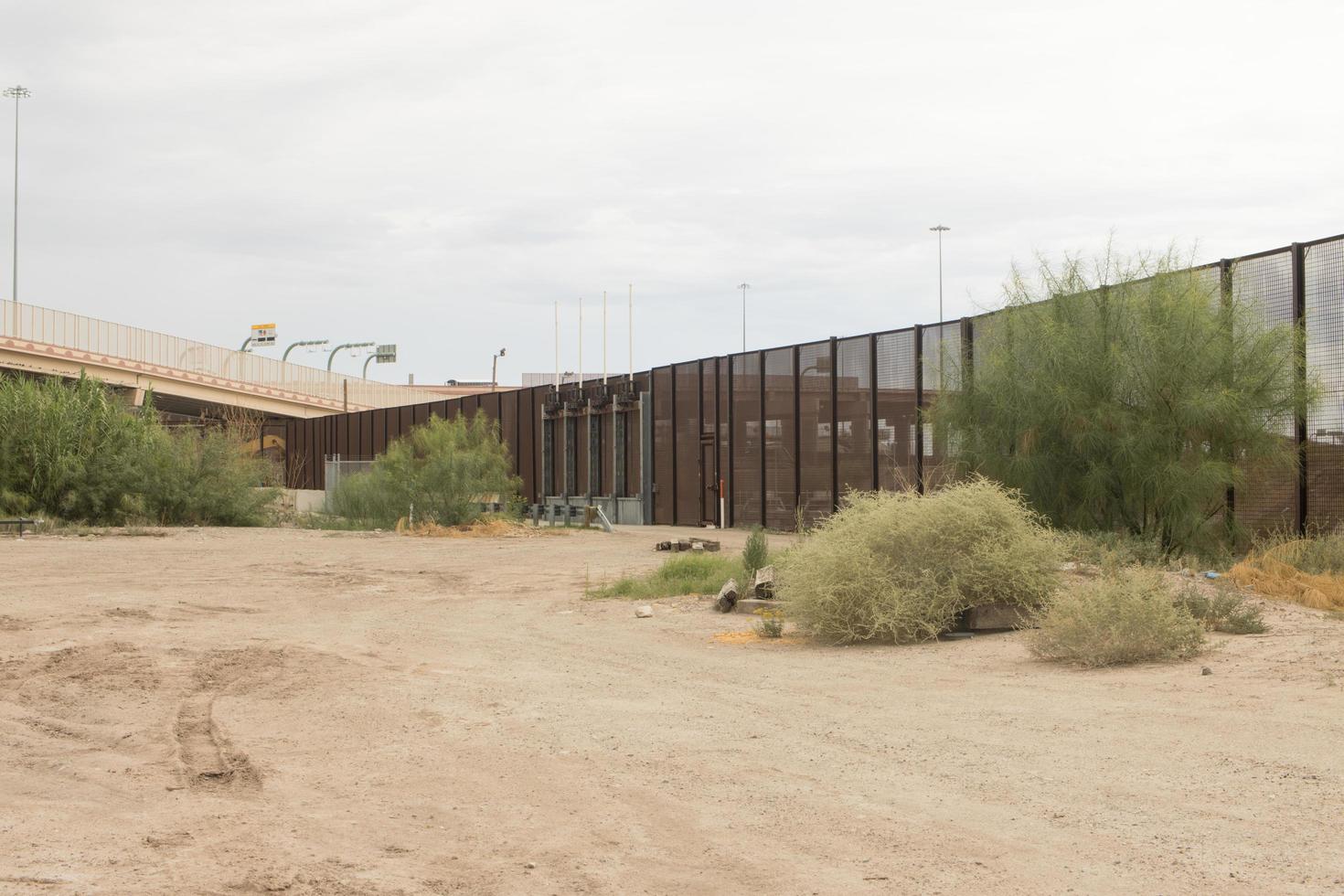 el paso, texas, eua 29 de setembro de 2022 muro de fronteira ao longo da fronteira dos eua méxico perto do centro de el paso foto