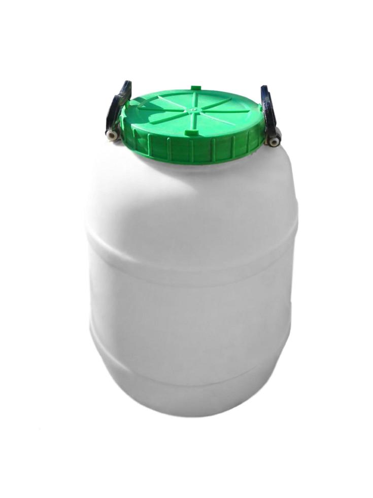barril de plástico 50 litros para armazenar líquidos em um fundo branco foto
