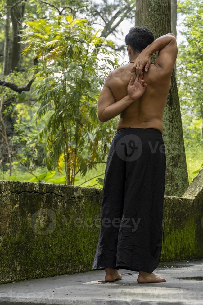 meditação de ioga ao ar livre. brilhando sete todos os chakras. homem pratica ioga, méxico, gualdajara foto