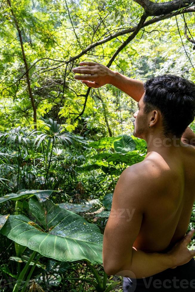 meditação de ioga ao ar livre. brilhando sete todos os chakras. homem pratica ioga, méxico, gualdajara foto