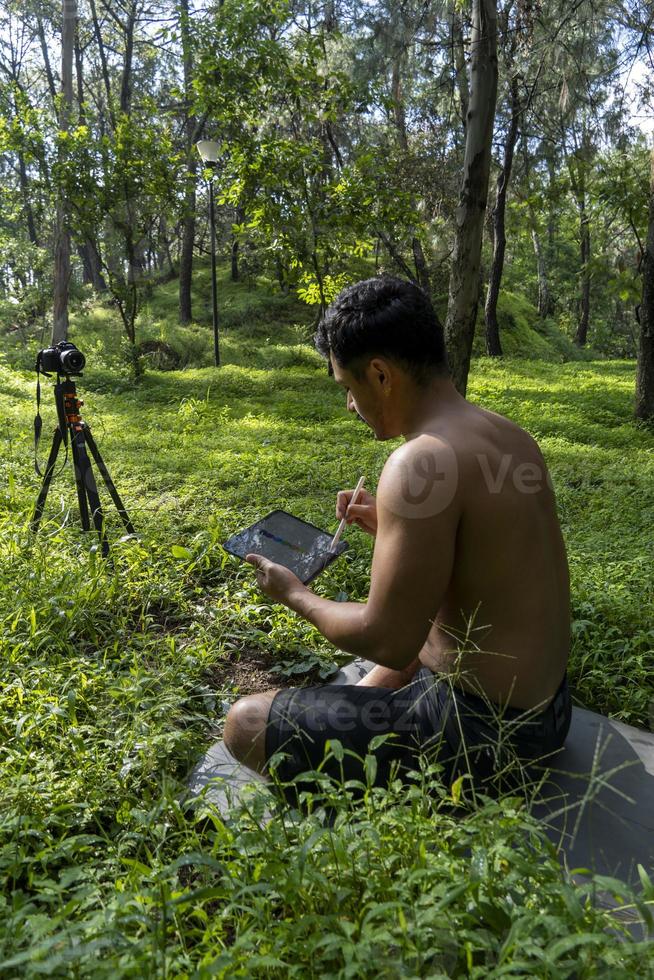 corpo atlético de jovem, desenhando os chakaras, enquanto os explicava na aula on-line, méxico américa latina foto