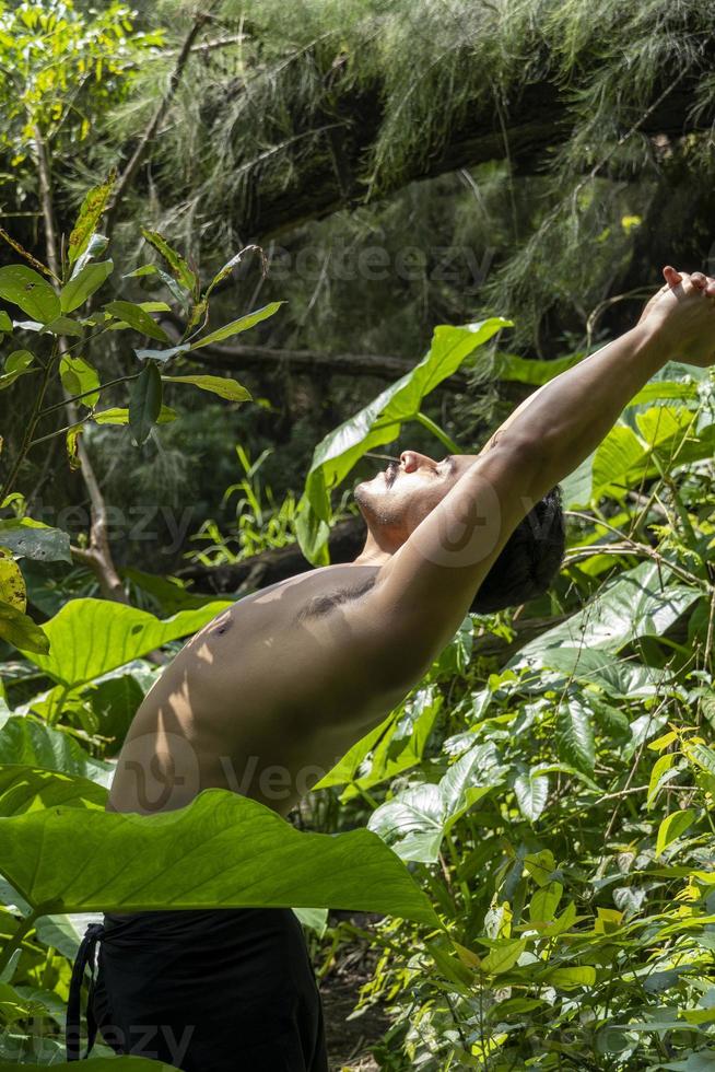 meditação de ioga ao ar livre. brilhando sete todos os chakras. homem pratica ioga, méxico, gualdajara foto