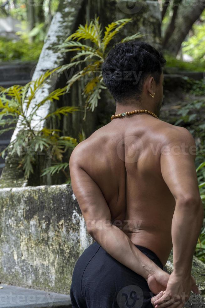 estilo de vida homem ioga exercício e pose para uma vida saudável. jovem ou pessoas posam equilíbrio corpo vital zen meditação para treino foto