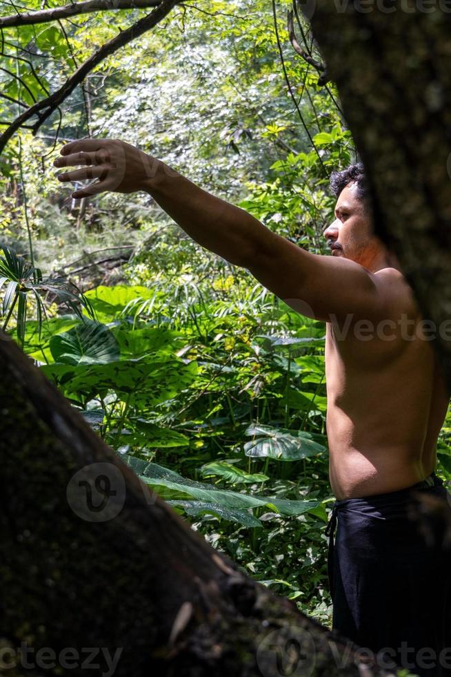 meditação de ioga ao ar livre. brilhando sete todos os chakras. homem pratica ioga, méxico, gualdajara foto