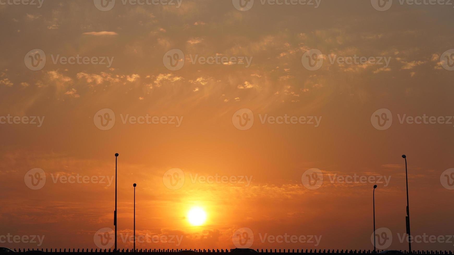 a bela vista do pôr do sol com as nuvens coloridas e o céu da cidade foto