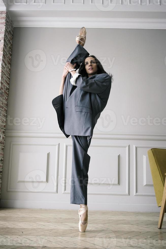 bailarina em um terno cinza listrado e sapatilhas dança ao redor da sala foto