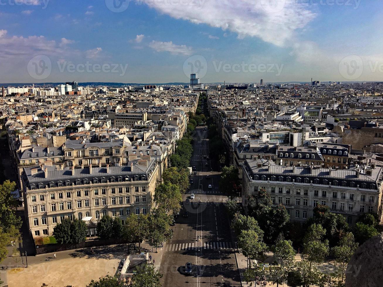 uma vista panorâmica de paris no verão foto