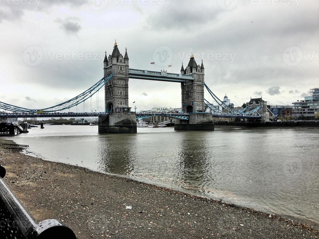 uma vista da ponte da torre em londres foto