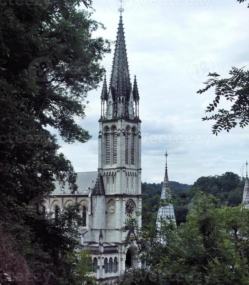 uma vista de lourdes na frança foto