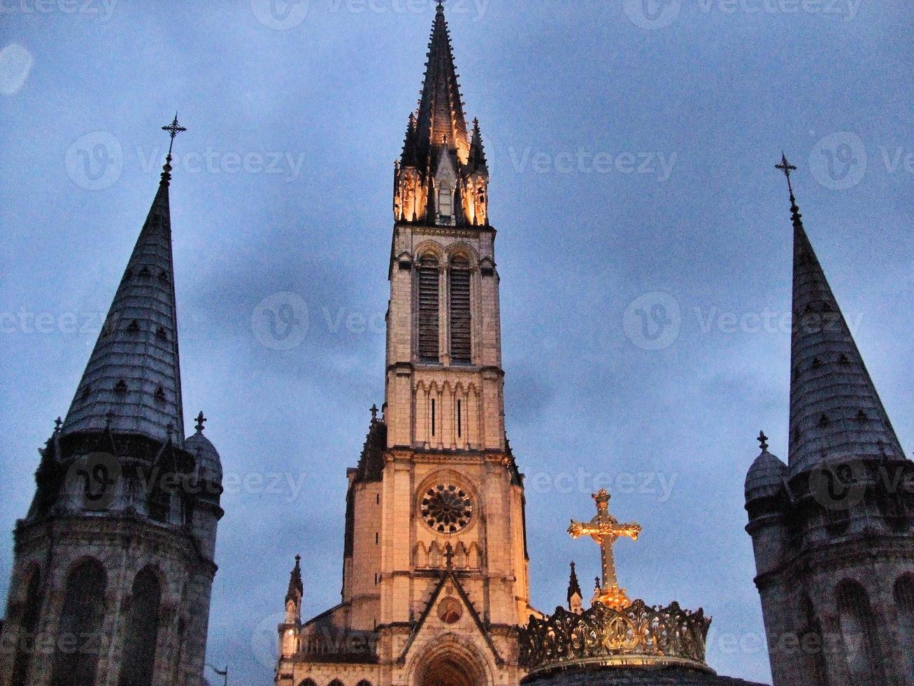 uma vista de lourdes na frança foto