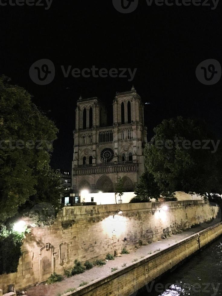 uma vista panorâmica de paris no verão foto