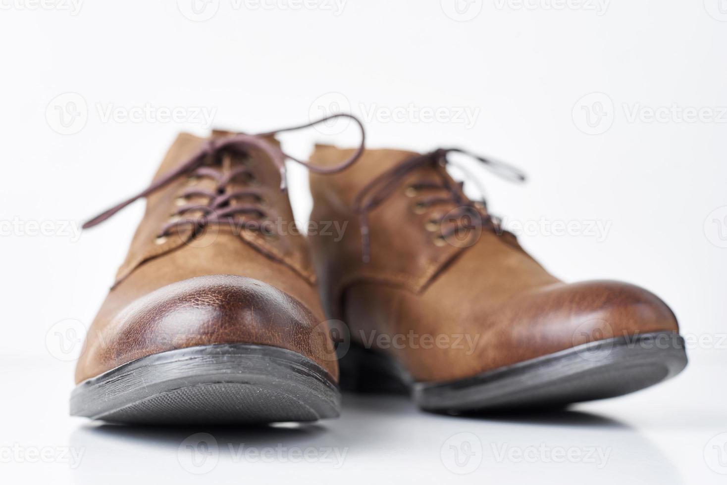 par de botas femininas de couro marrom no fundo branco isolado foto