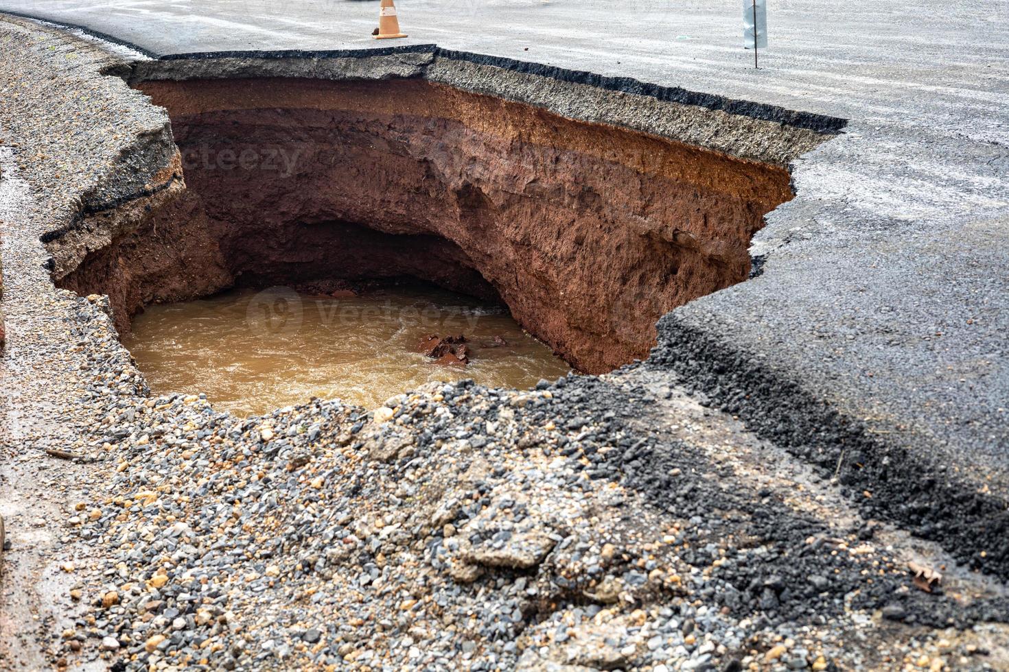 a estrada foi destruída pela erosão hídrica causada pelas fortes chuvas e inundando a estrada. foto