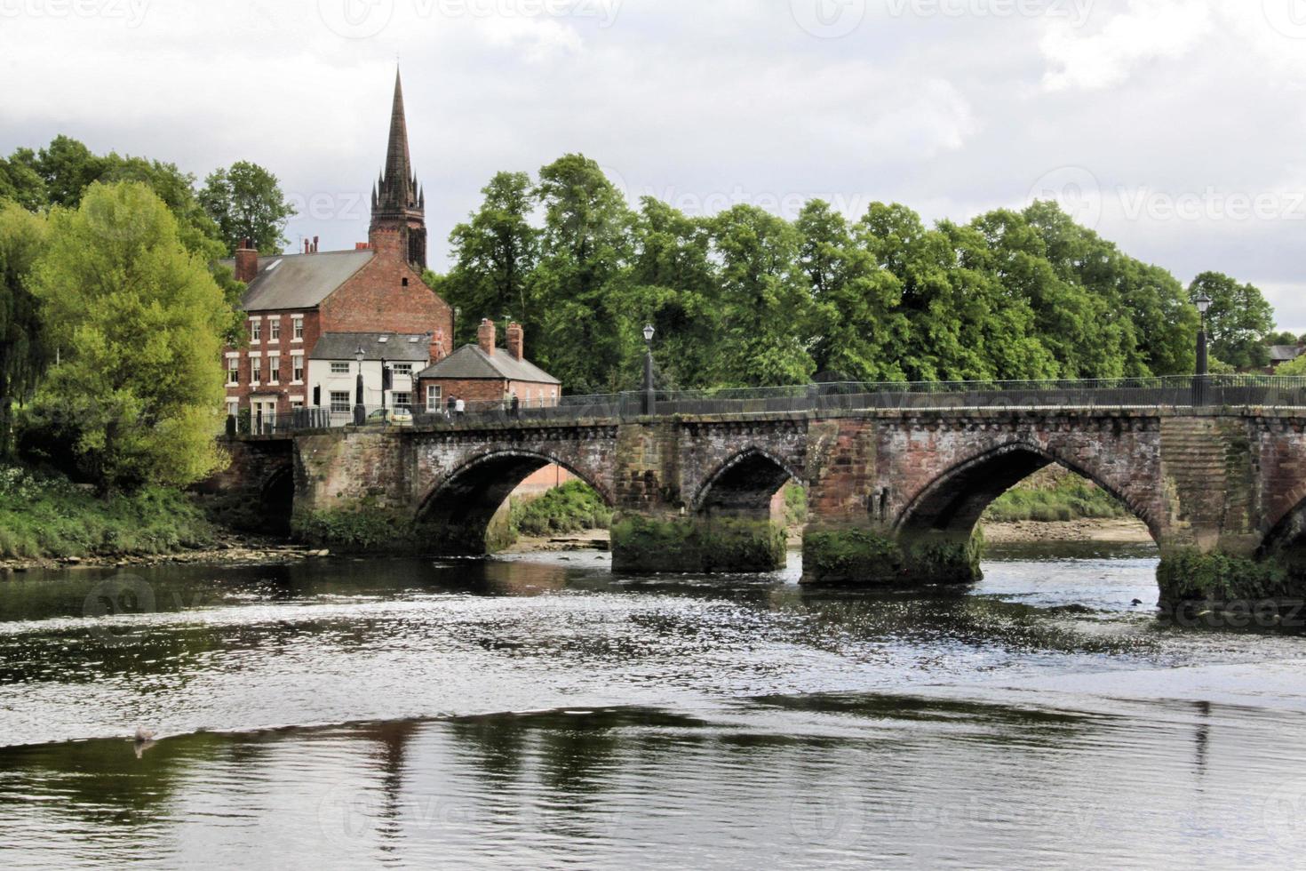 uma vista do rio dee em chester foto