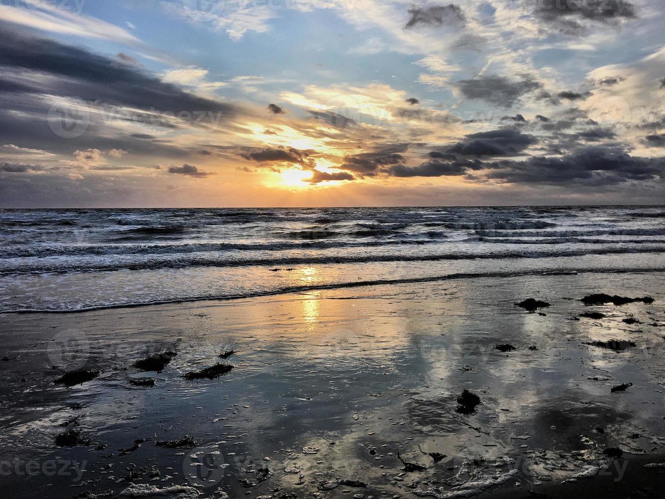 uma vista de um pôr do sol sobre faia blackpool foto