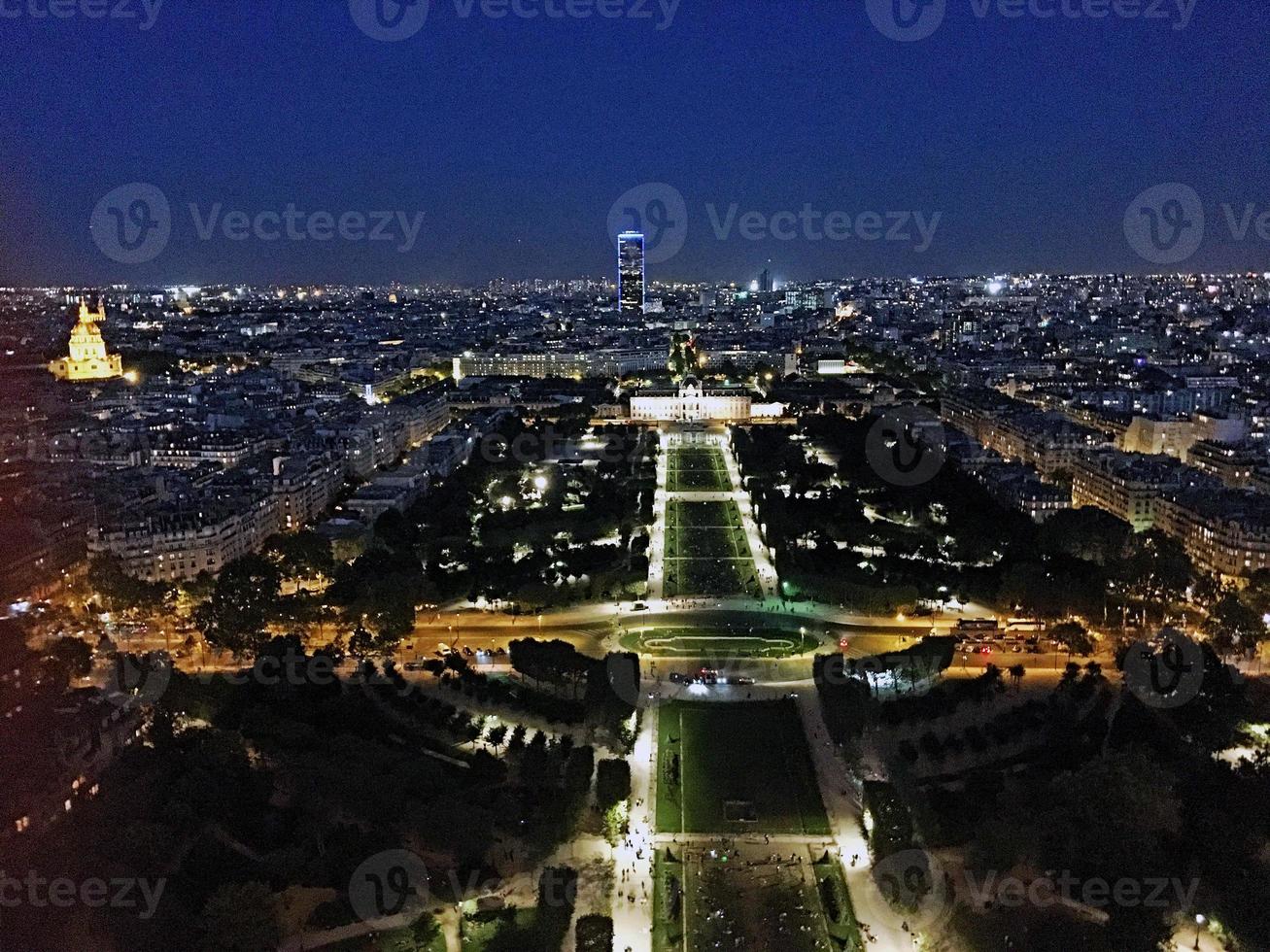 uma vista panorâmica de paris no verão foto