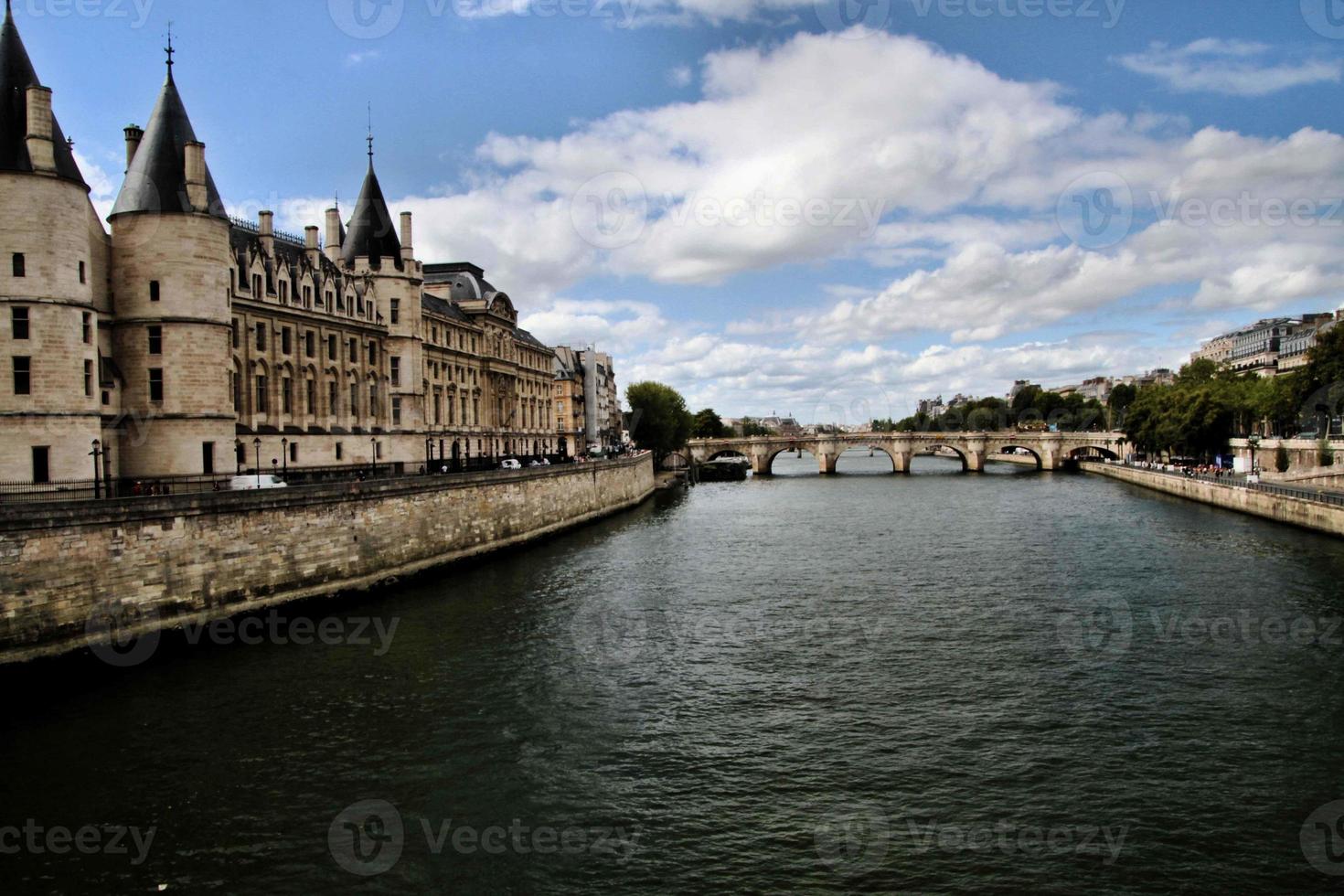 uma vista panorâmica de paris no sol de verão foto