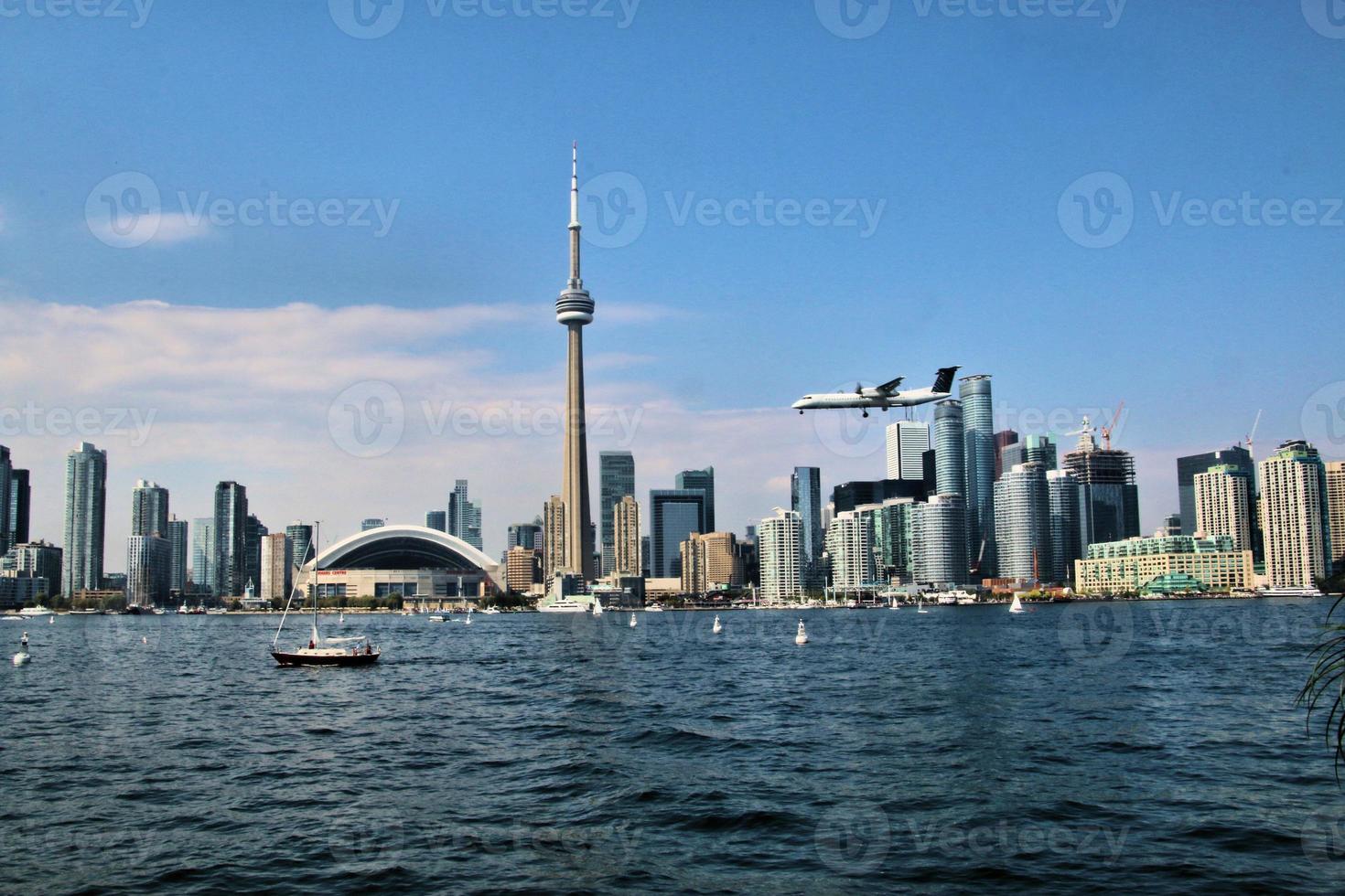 uma vista de Toronto do mar foto