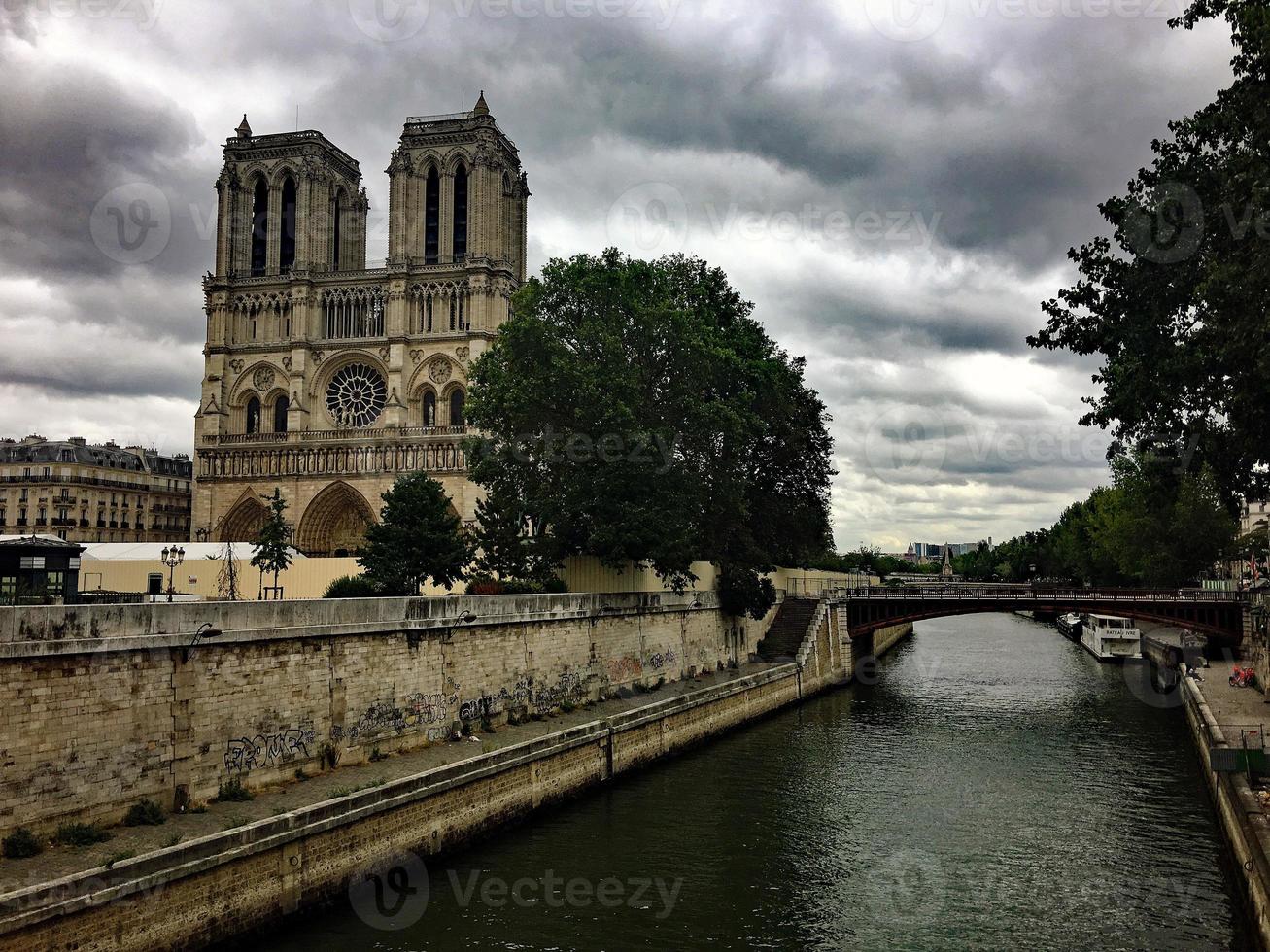 uma vista panorâmica de paris no verão foto