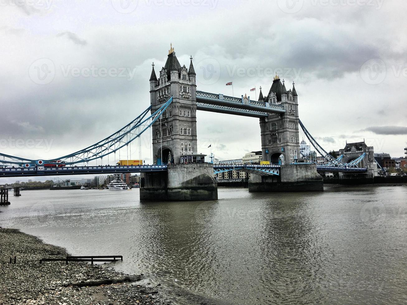 uma vista da ponte da torre em londres foto