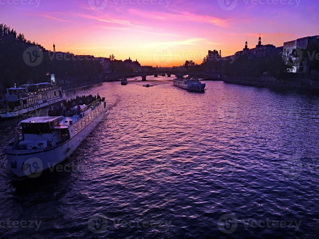 uma vista panorâmica de paris no verão foto