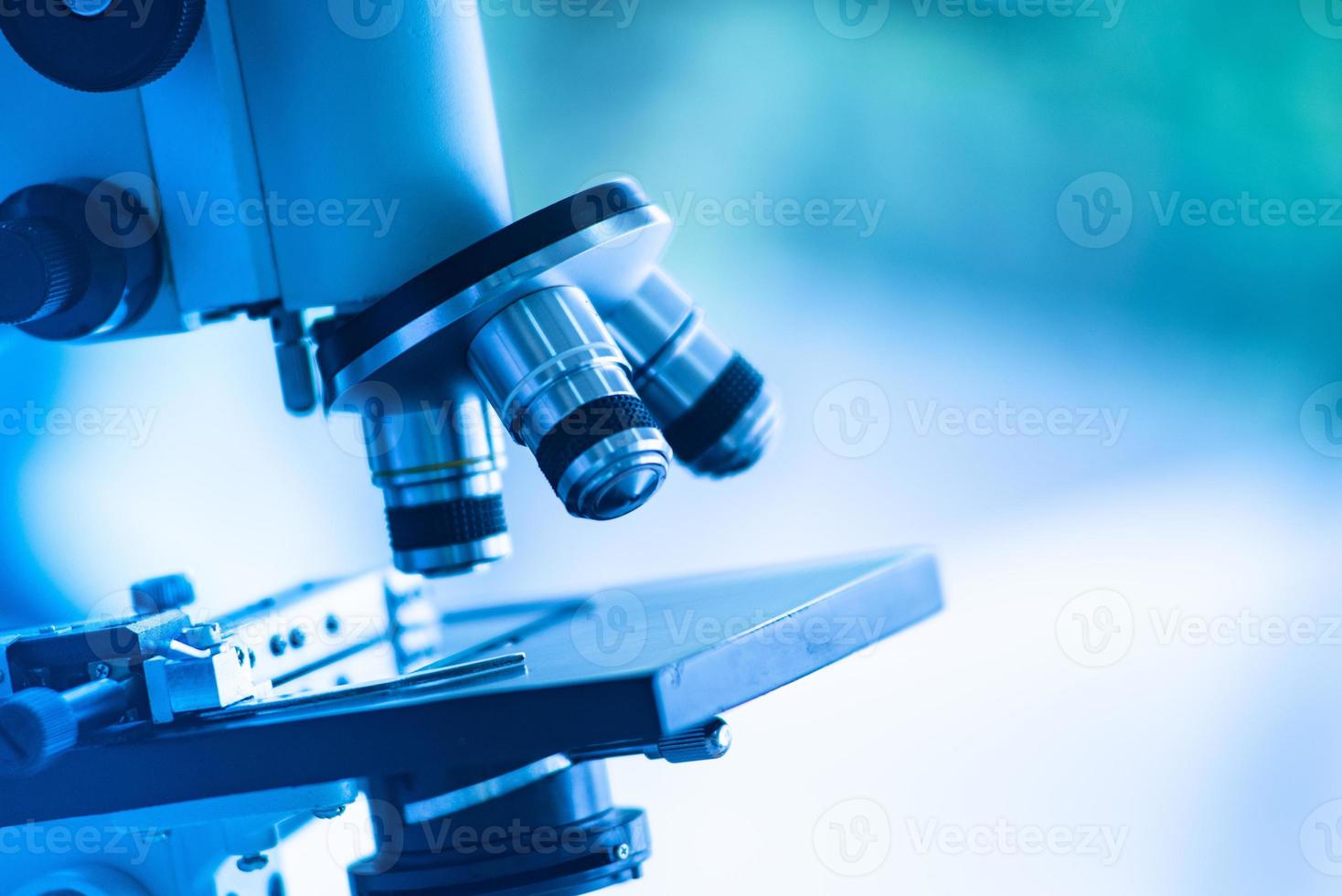 microscópio len fechado é equipamento científico em biologia, química, laboratório de pesquisa médica para cientistas ou estudantes de educação foto