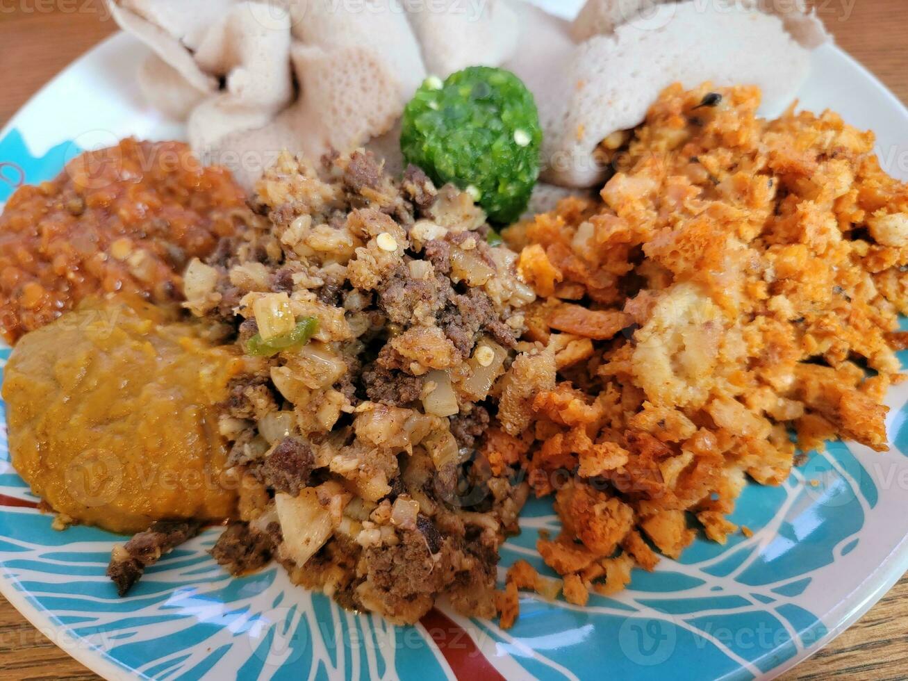 carne de vaca e intestino etíope picante com pão injera foto