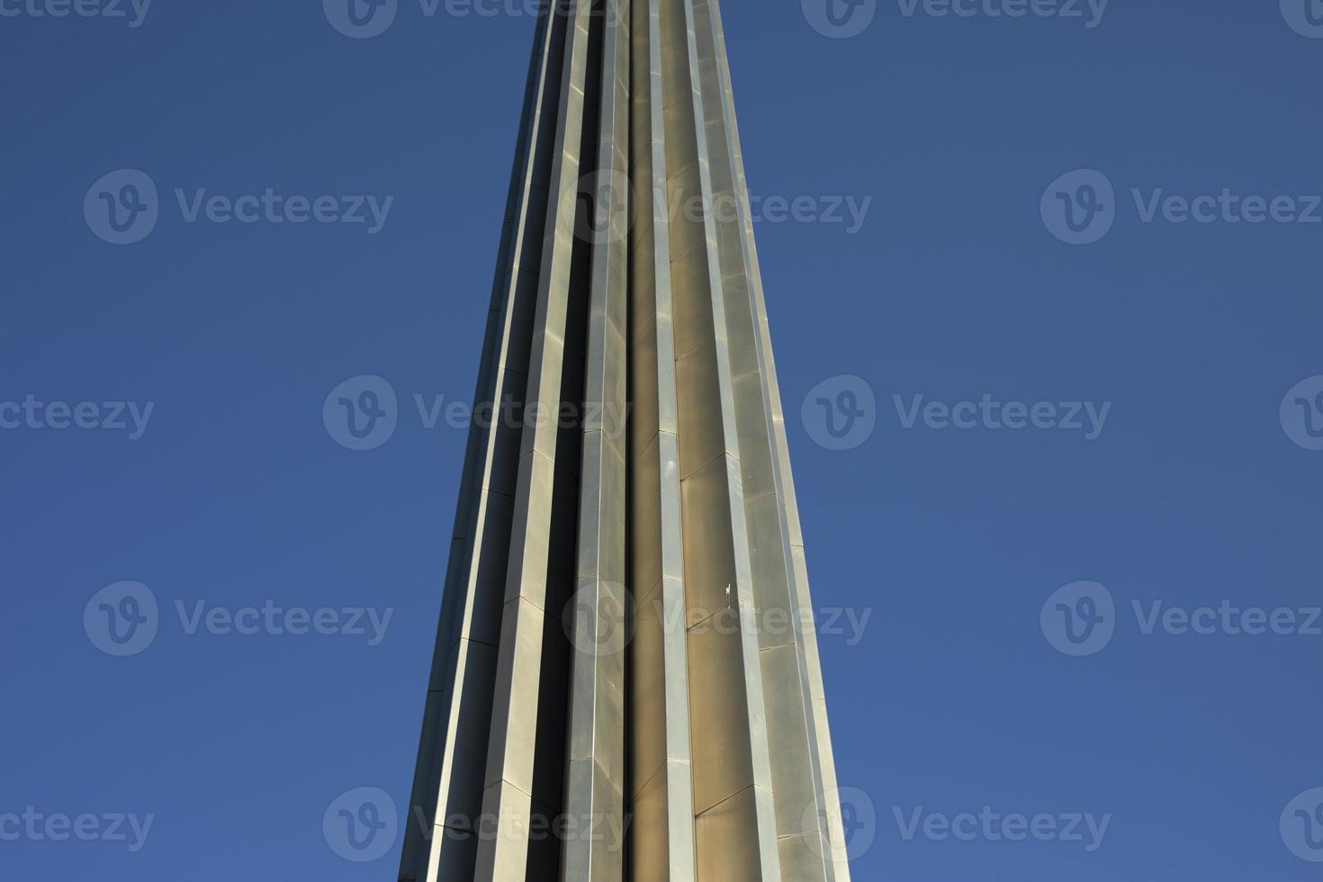 suporte de aço. detalhe de metal contra o céu. foto