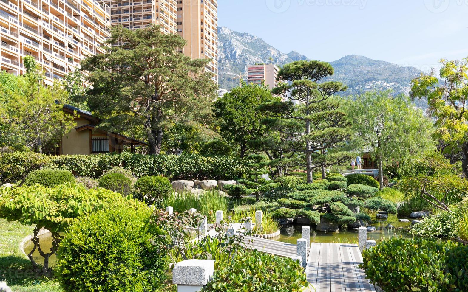 monte carlo - jardim japonês com a cidade ao fundo foto