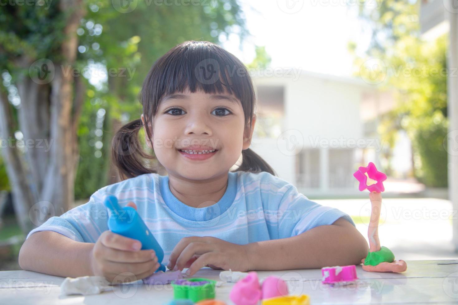 crianças asiáticas brincam com formas de moldagem de argila, aprendendo brincando foto