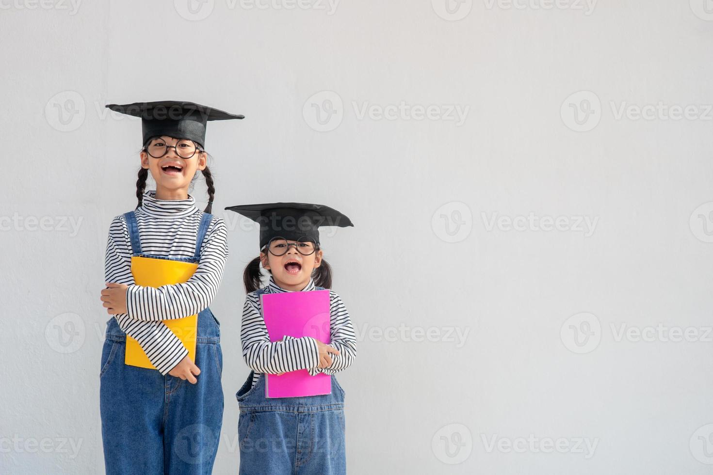 irmãos crianças menina graduação com boné foto