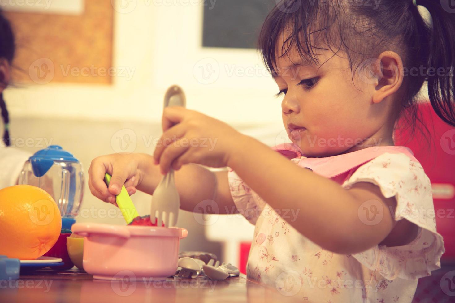 menina fingir brincar de brinquedo de comida foto