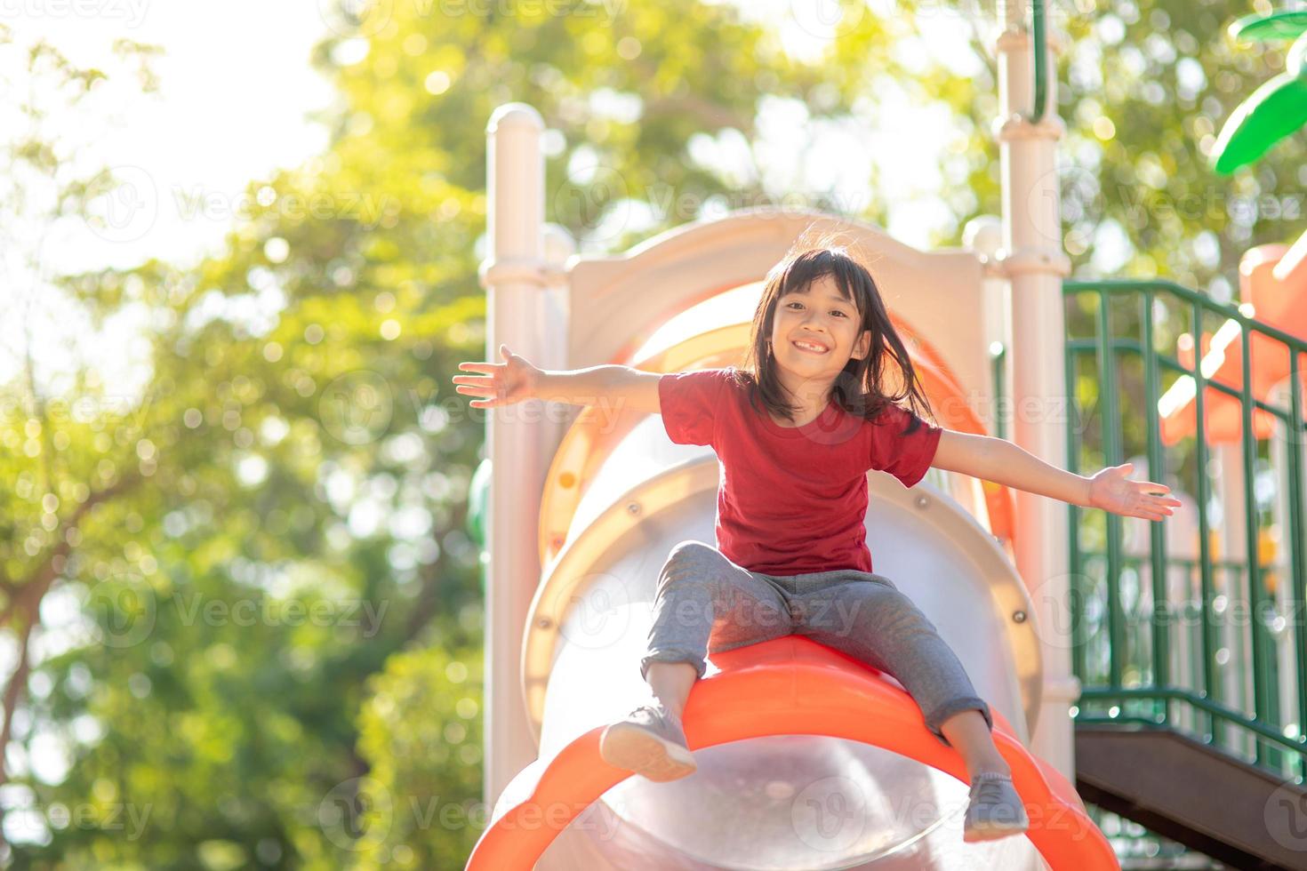 menina ativa no playground foto