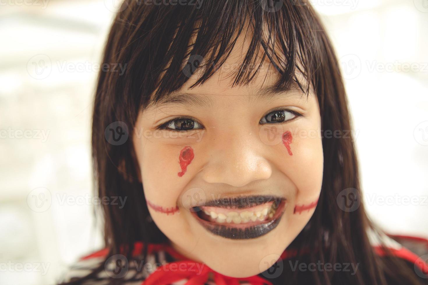 feliz dia das bruxas a menina bonitinha fantasiada de halloween foto